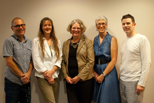 Drs Alan Katz, Elaine Burland, Pat Martens, Marni Brownell and Dan Chateau de l'équipe voies vers l'équité