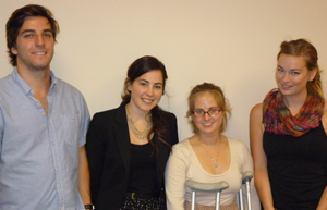 Stagiaires d'été de l'ISPP, de gauche à droite : M. Max Deschner (étudiant en anthropologie et en sciences politiques à l'Université McGill), Mme Rachel Maclean (étudiante à la maîtrise en santé publique à l'Université de Toronto), Mme Andrea Hill (étudiante en journalisme et en biologie à l'Université Carleton) et Mme Alannah Brown (étudiante en sciences de la santé et en sociologie à l'Université de Toronto)