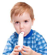 Enfant avec un inhalateur